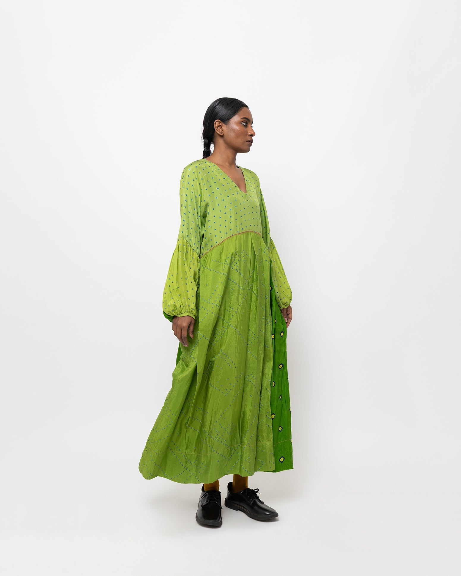 カイラ・バンダニ シルクドレス